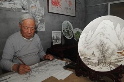 匠心繪瓷盤，八旬老人榮膺山東省特級陶瓷藝術大師